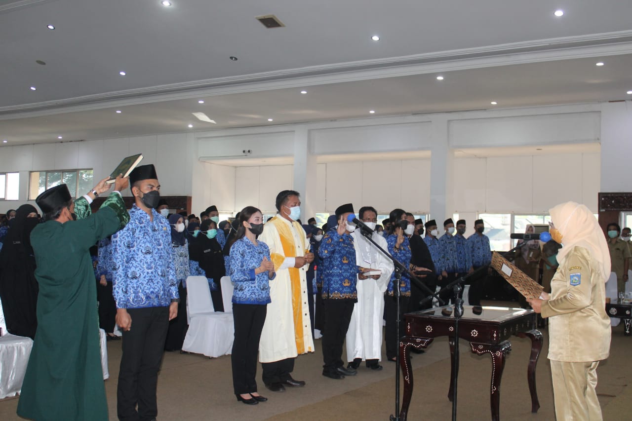 pengambilan-sumpah-janji-pns-dan-penyerahan-sk-pengangkatan-pns-pemprov-ntb